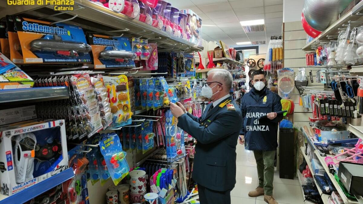 MARCHIO CE FALSO, SEQUESTRATI OLTRE 850 ARTICOLI IN MAGAZZINO CINESE A SCORDIA: SANZIONATO IL TITOLARE - 