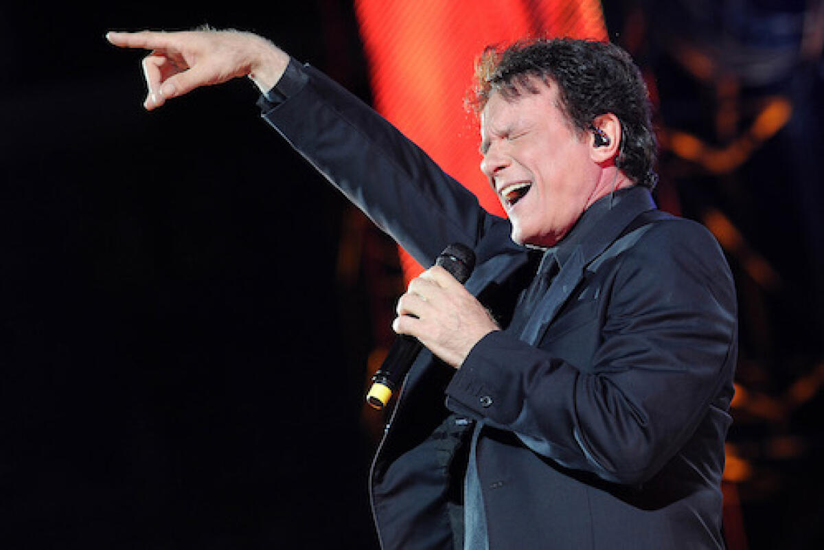 MASSIMO RANIERI CADE DAL PALCO DEL TEATRO DIANA MENTRE CANTAVA, RICOVERATO AL CARDARELLI - 