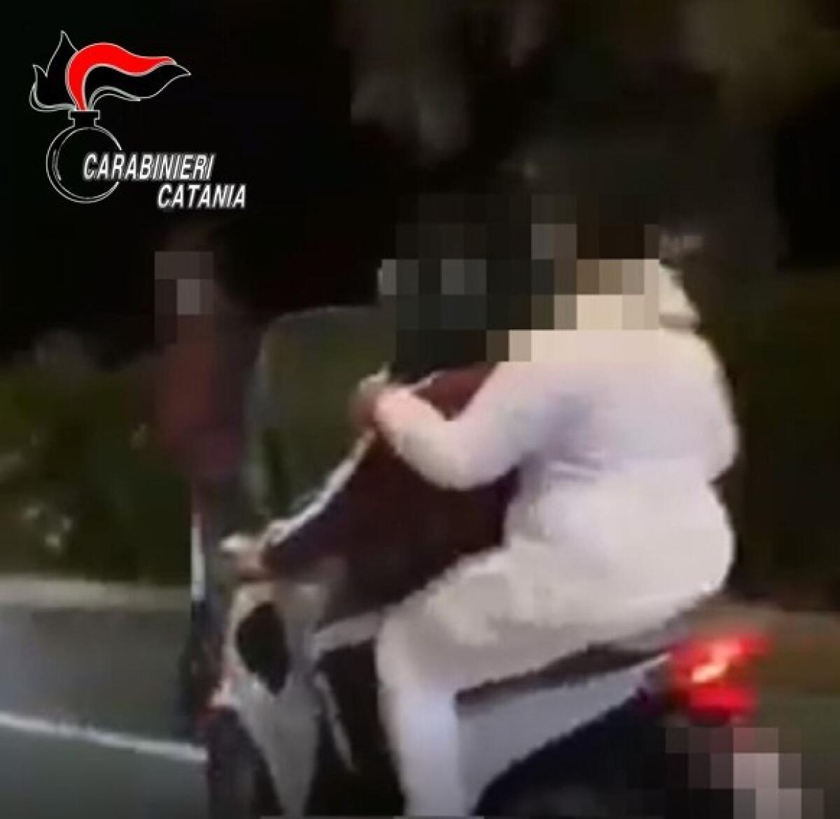 CATANIA. IDENTIFICATI E DENUNCIATI  I RAGAZZI CHE HANNO FATTO CADERE IL GIOVANE DAL MONOPATTINO - 