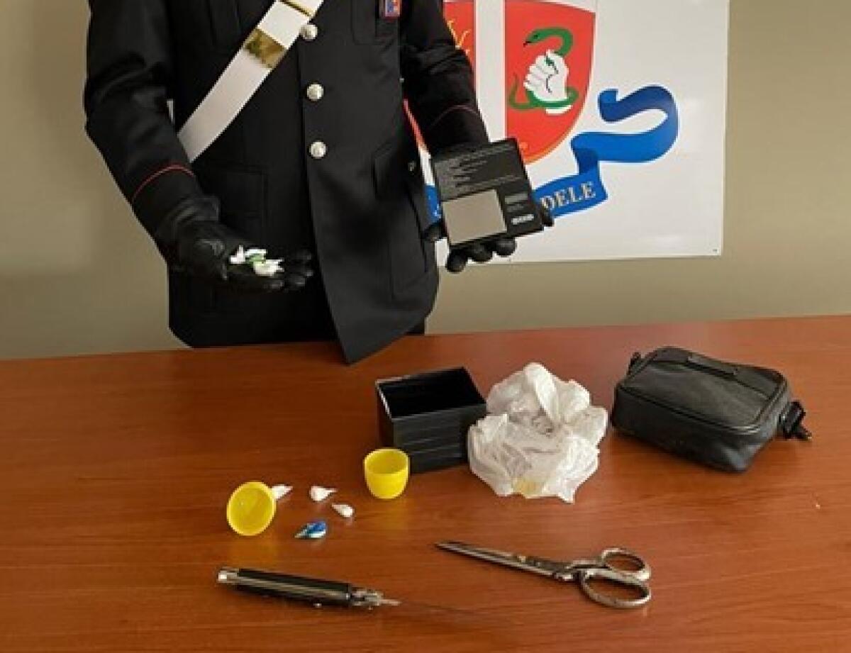 BIANCAVILLA. NASCONDEVA LA DROGA TRA I PIATTI DA LAVARE - 