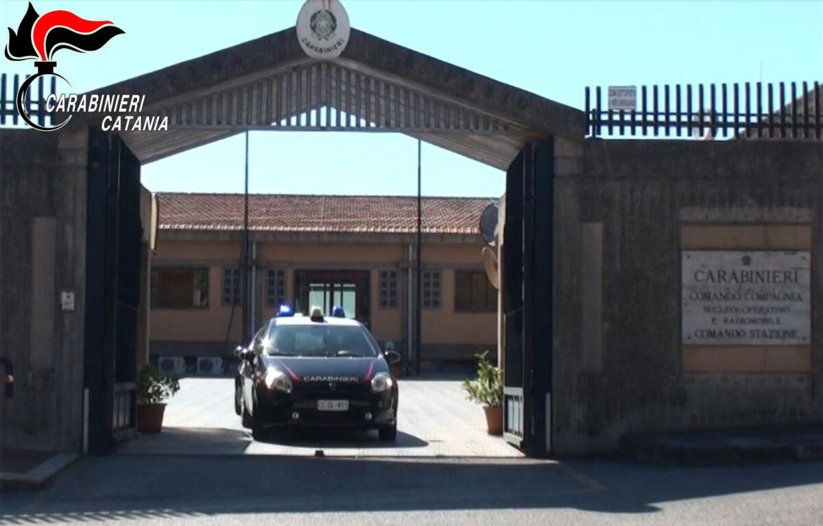 CATANIA. LO TAMPONANO, LO SCHIAFFEGGIANO, GLI RUBANO L’AUTO E CHIEDONO 3MILA EURO PER RESTITUIRGLIELA. ARRESTATI PADRE E FIGLIO - 