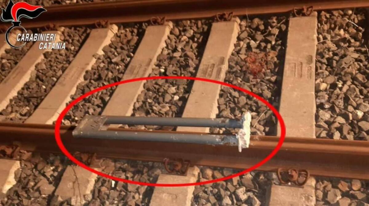 GRAMMICHELE, SEI MINORI TENTANO DI FARE DERAGLIARE UN TRENO CON MASSI E FERRI - 