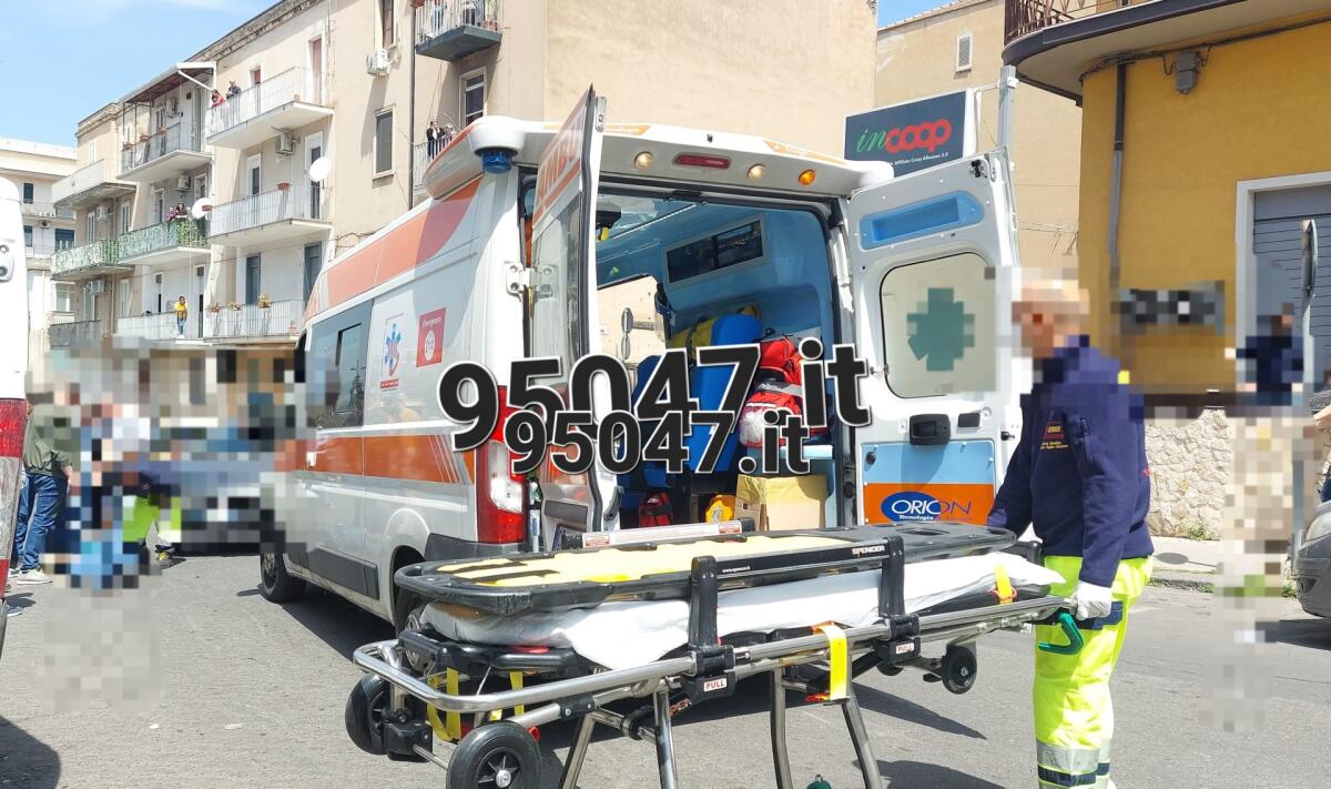PATERNÒ, 76ENNE INVESTITO IN VIA EMANUELE BELLA MENTRE ATTRAVERSA LA STRADA - 