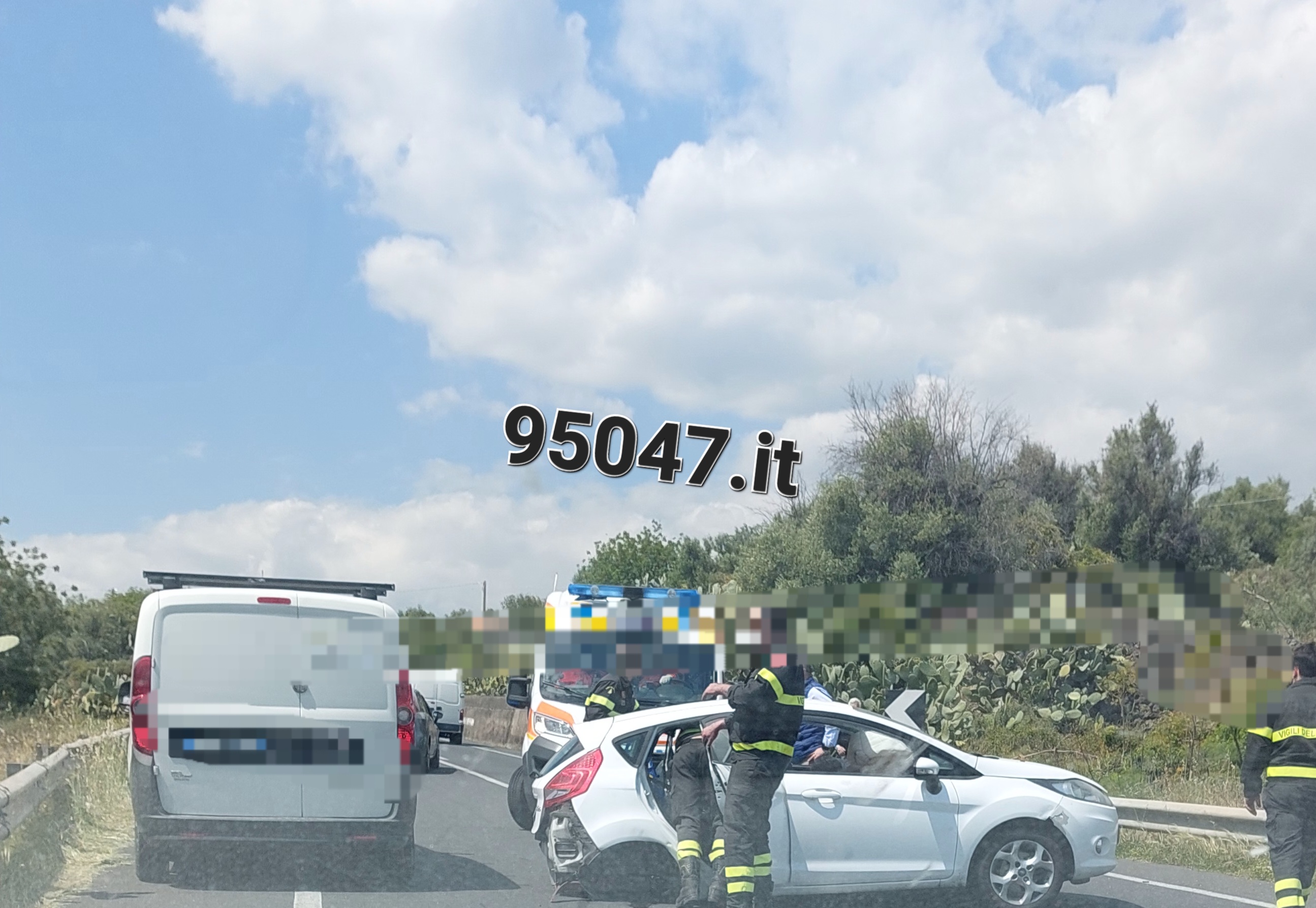 INCIDENTI, VIOLENTO SCONTRO TRA DUE AUTO SULLA SS284 IN CONTRADA SCALILLI