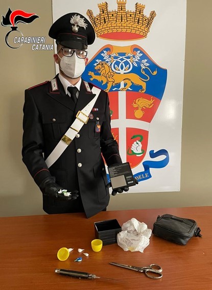 BIANCAVILLA. NASCONDEVA LA DROGA TRA I PIATTI DA LAVARE