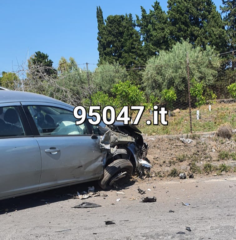 BELPASSO. VIOLENTO SCONTRO TRA DUE AUTO, FERITA 22 ENNE