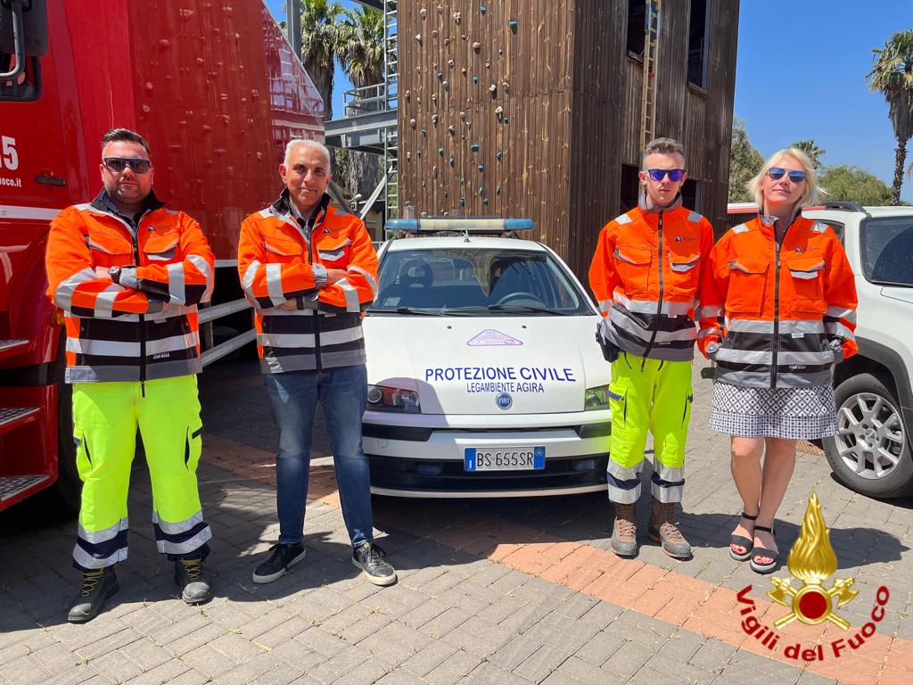 CON I VIGILI DEL FUOCO DELLA SICILIA PARTITO UN CARICO DI AIUTI UMANITARI PER LA POPOLAZIONE UCRAINA