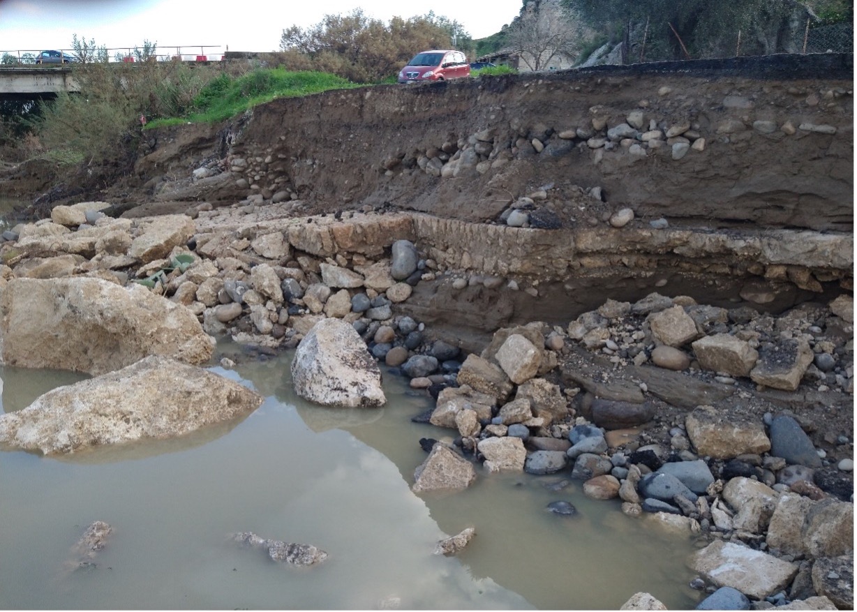 IL PRESIDIO DEL PATTO DI FIUME SIMETO  DENUNCIA LO STATO DI ABBANDONO DI UN TRATTO DELLA SP 228 E CHIEDE LA CONVOCAZIONE TEMPESTIVA DI UNA CONFERENZA DEI SERVIZI.