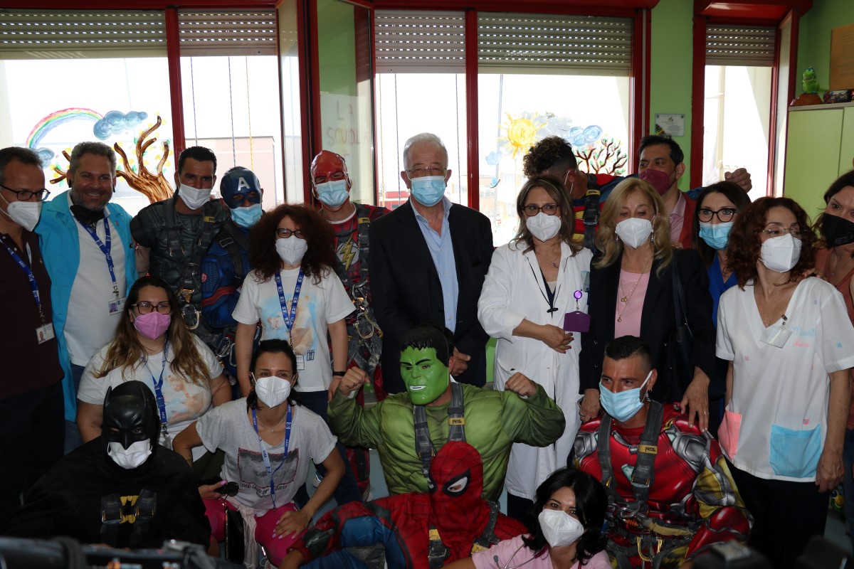 SUPEREROI ACROBATICI AL CANNIZZARO DI CATANIA PER I PICCOLI PAZIENTI