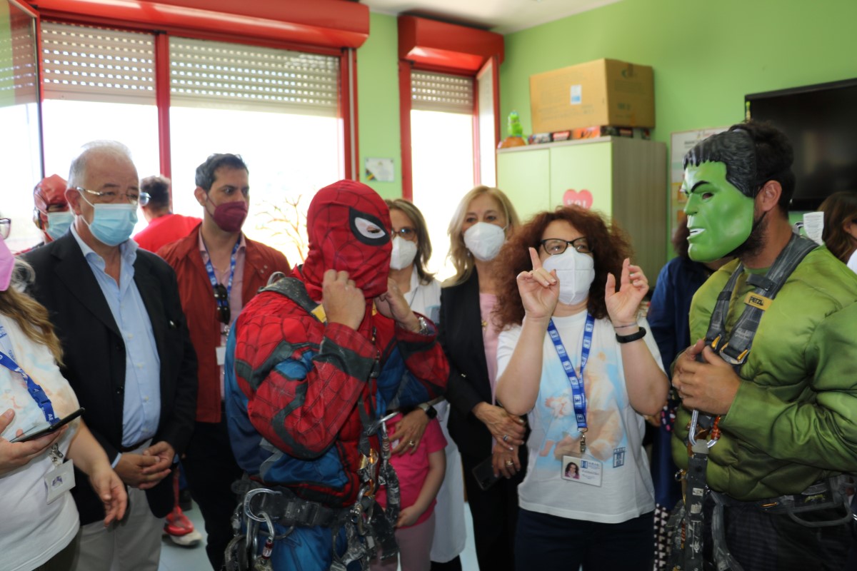 SUPEREROI ACROBATICI AL CANNIZZARO DI CATANIA PER I PICCOLI PAZIENTI