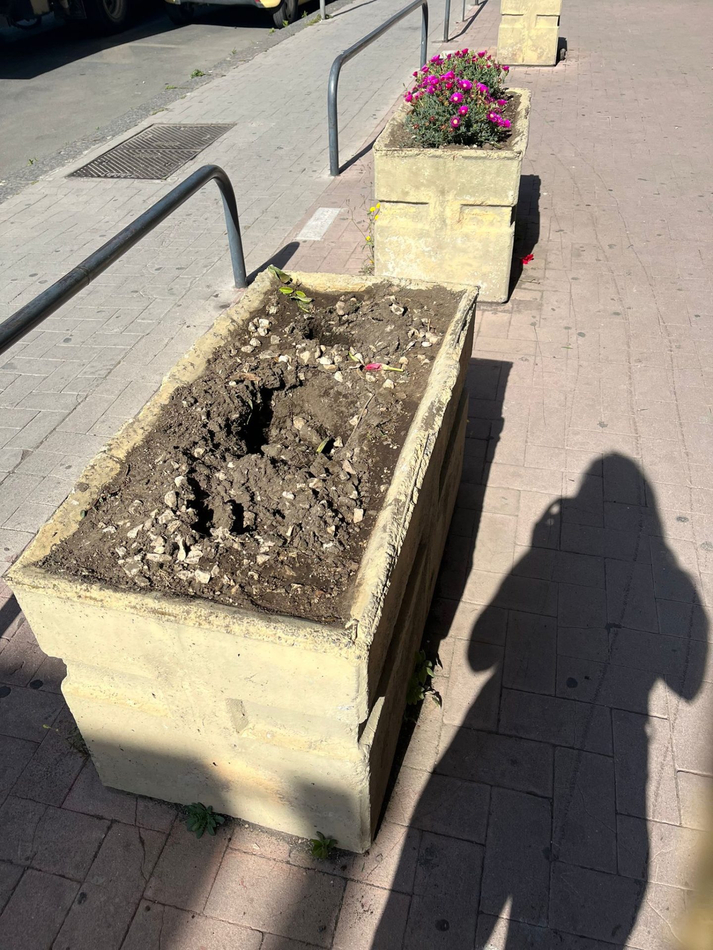 PATERNO': IL LADRO DEGLI ADDOBBI COLPISCE ANCORA