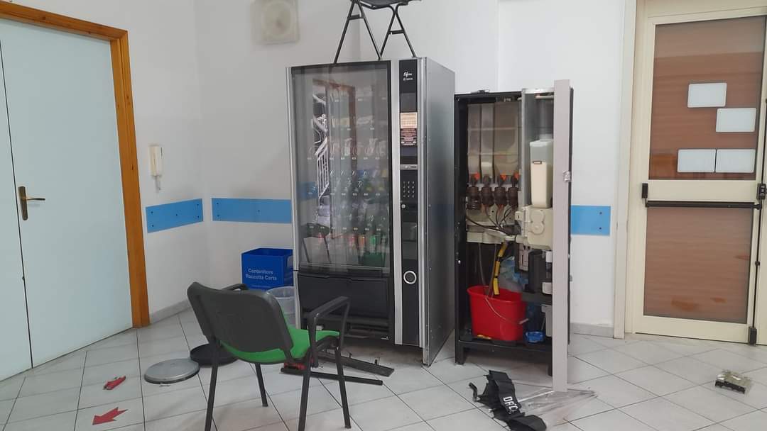 PATERNO’: I VANDALI COLPISCONO ANCORA, INTRUSI ALL’INTERNO DEL CENTRO "UN NONNO PER AMICO"