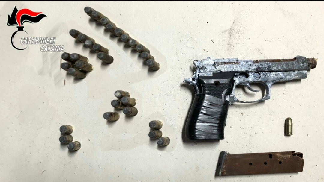 PATERNO’. 3 CAVALLI SOTTOPOSTI A SEQUESTRO, RINVENUTE UNA PISTOLA SEMI AUTOMATICA E MUNIZIONI: DENUNCIATO UN 31ENNE