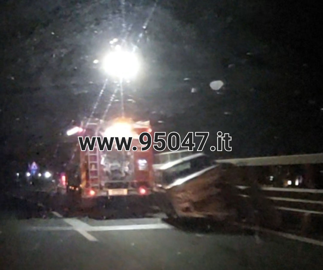 GRAVE INCIDENTE SULLA SS121, AUTO CONTRO GUARDRAIL. SOCCORSI SUL POSTO