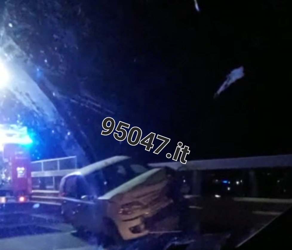GRAVE INCIDENTE SULLA SS121, AUTO CONTRO GUARDRAIL. SOCCORSI SUL POSTO