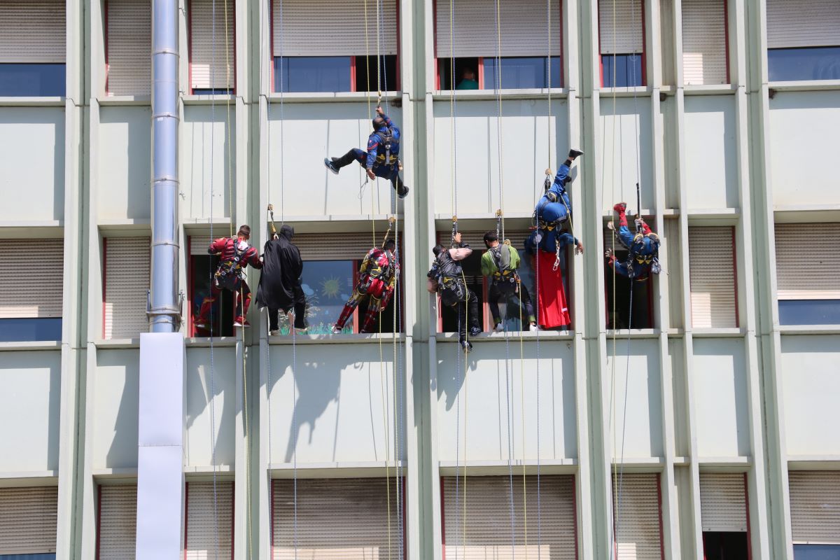 SUPEREROI ACROBATICI AL CANNIZZARO DI CATANIA PER I PICCOLI PAZIENTI