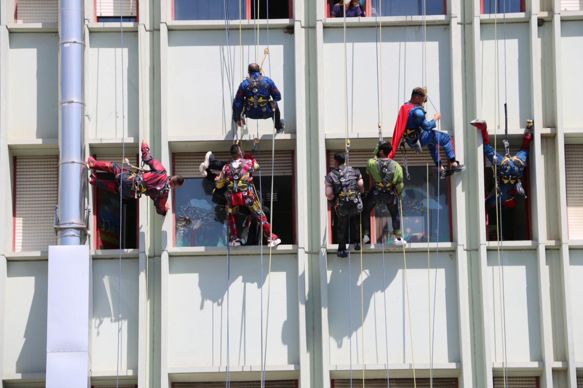 SUPEREROI ACROBATICI AL CANNIZZARO DI CATANIA PER I PICCOLI PAZIENTI