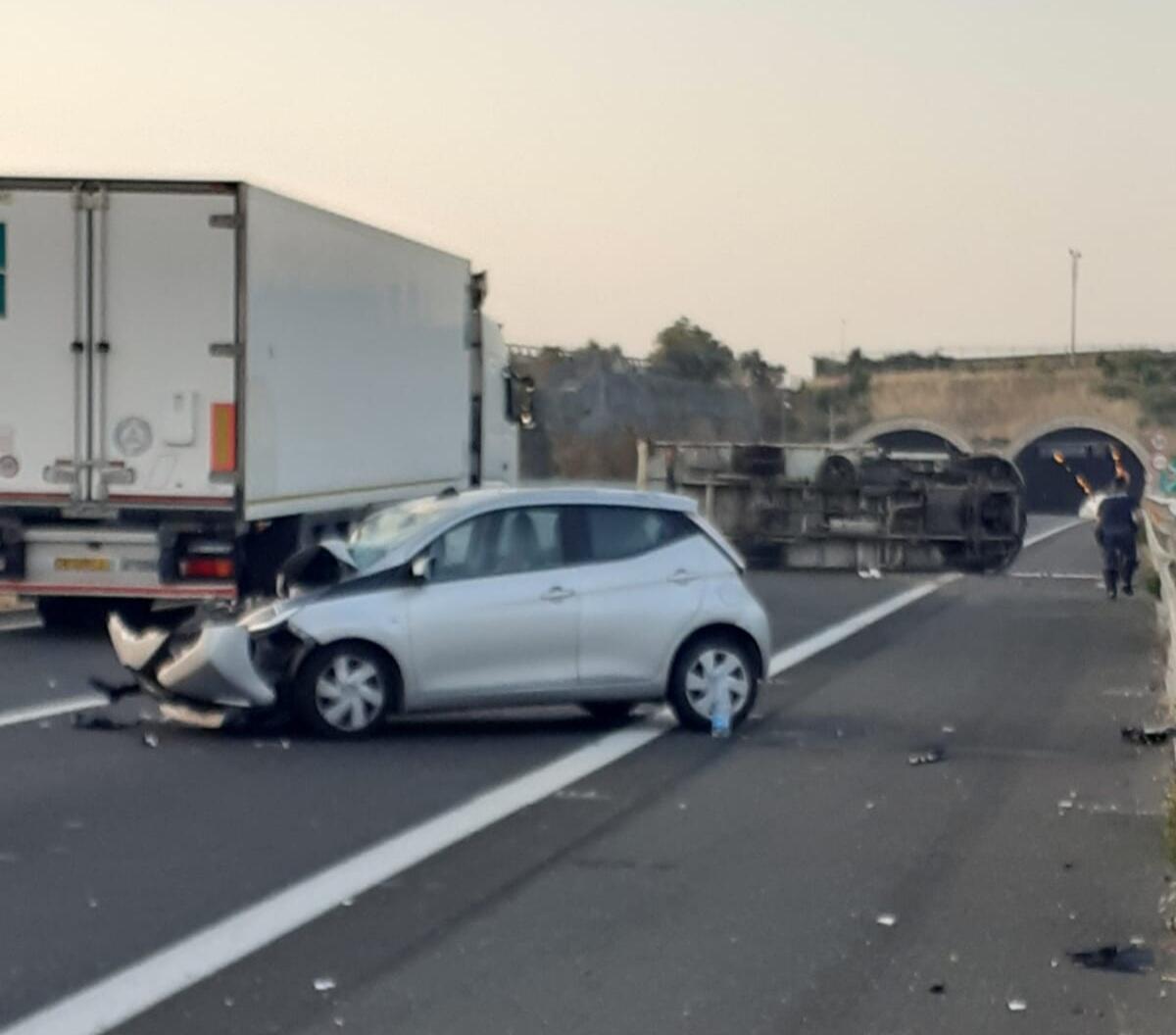 GRAVE INCIDENTE SULLA CATANIA-SIRACUSA: CAMION SI RIBALTA - 