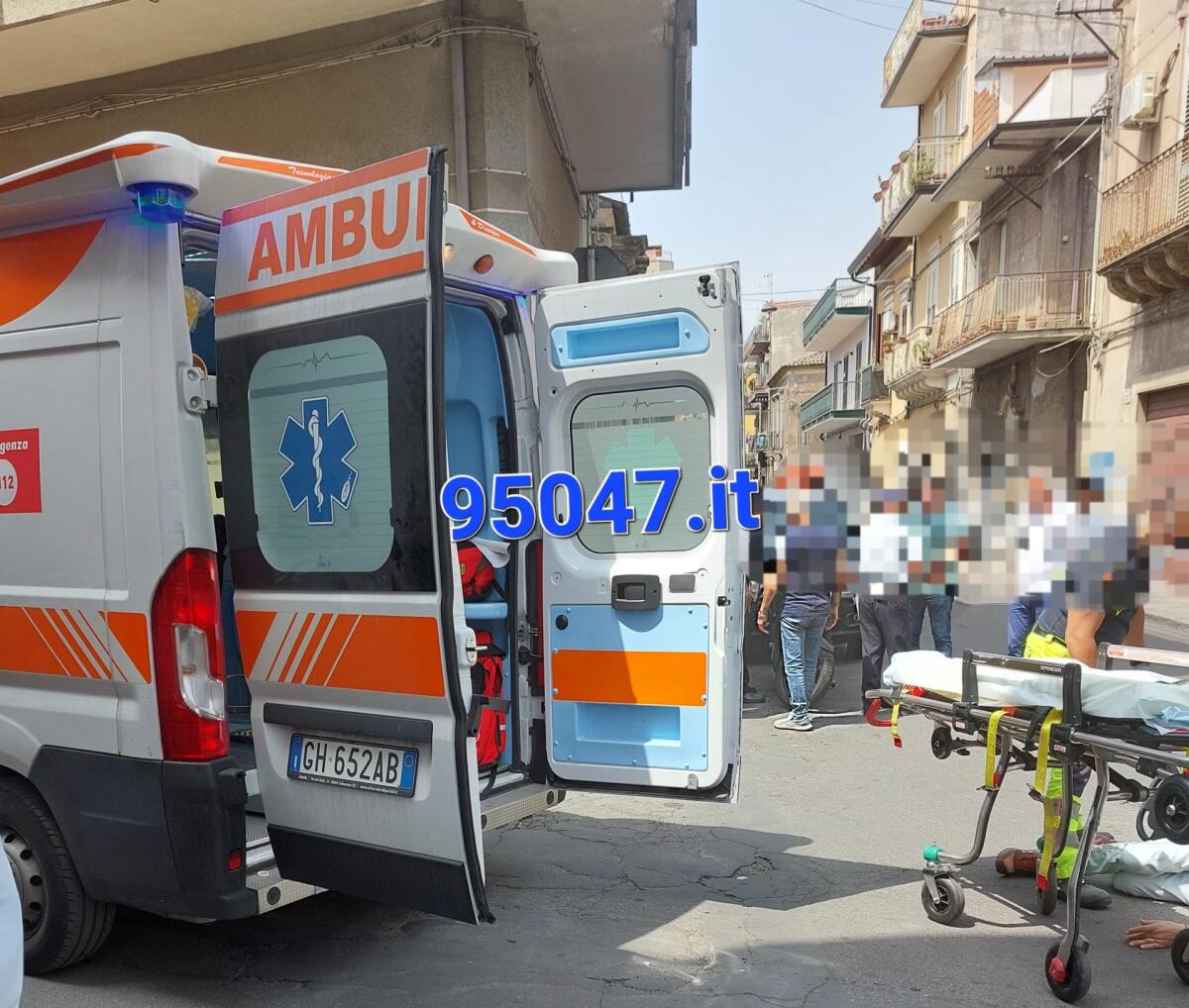 PATERNÒ.  SCIVOLA A TERRA PER EVITARE L’IMPATTO CON UN’AUTO, FERITO - 