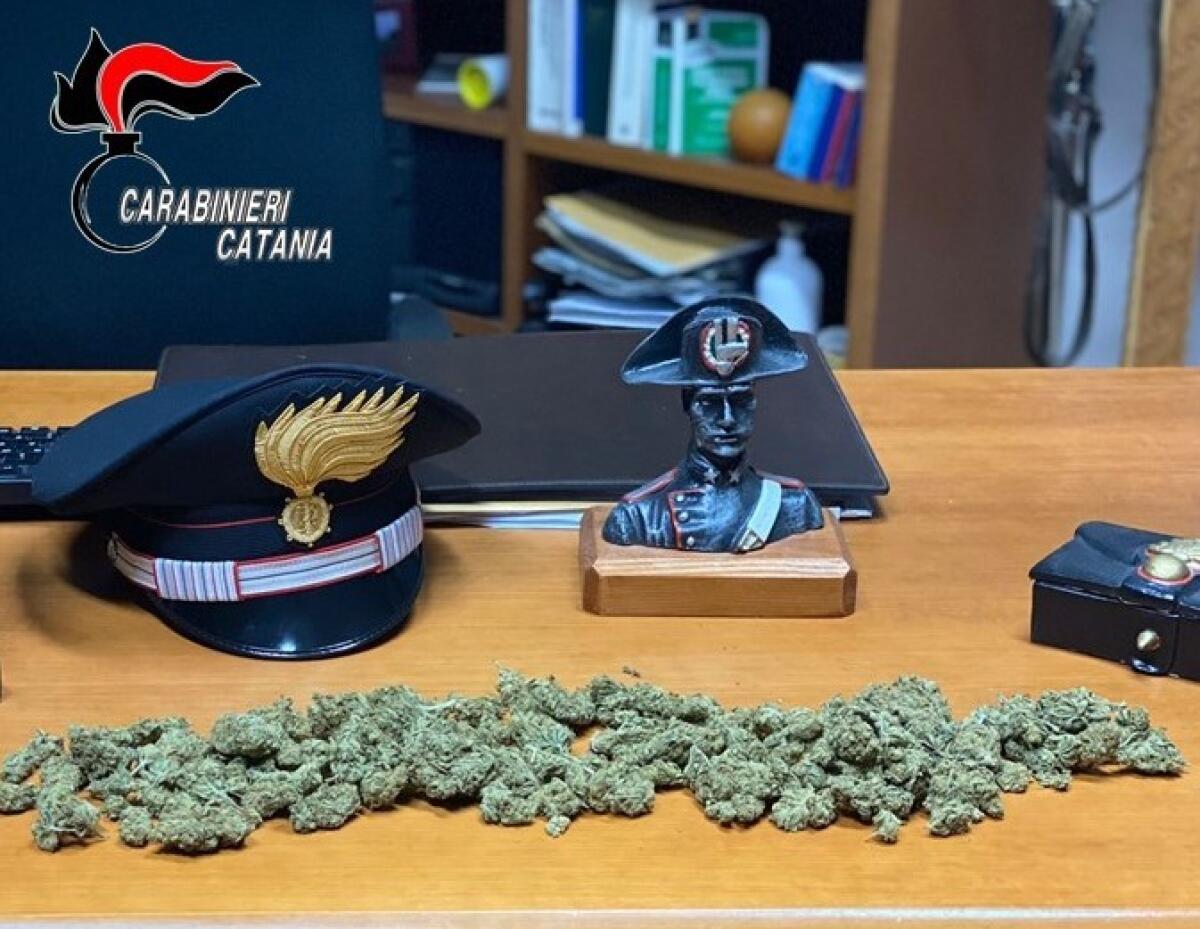 CATANIA. IN AUTO CON LA FAMIGLIA SPERONA L’AUTO DEI CARABINIERI: AVEVA LA DROGA NEGLI SLIP - 