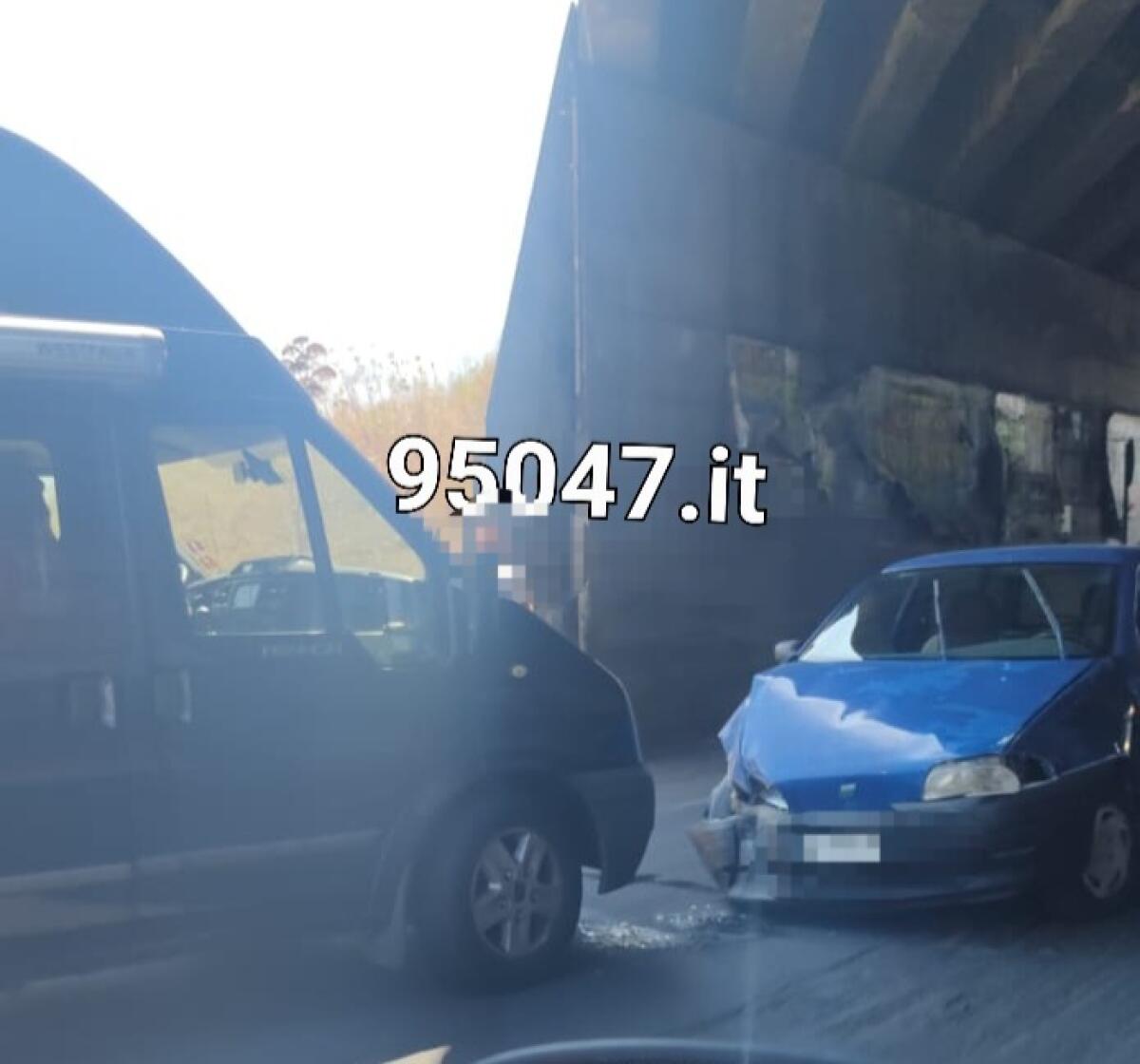 SCONTRO FRONTALE FURGONE AUTO A VALCORRENTE - 