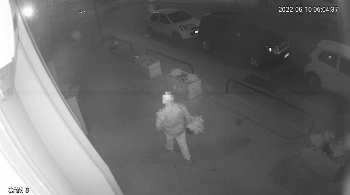 PATERNO’: IL LADRO DEGLI ADDOBBI DI VIA EMANUELE BELLIA RITORNA A COLPIRE - 