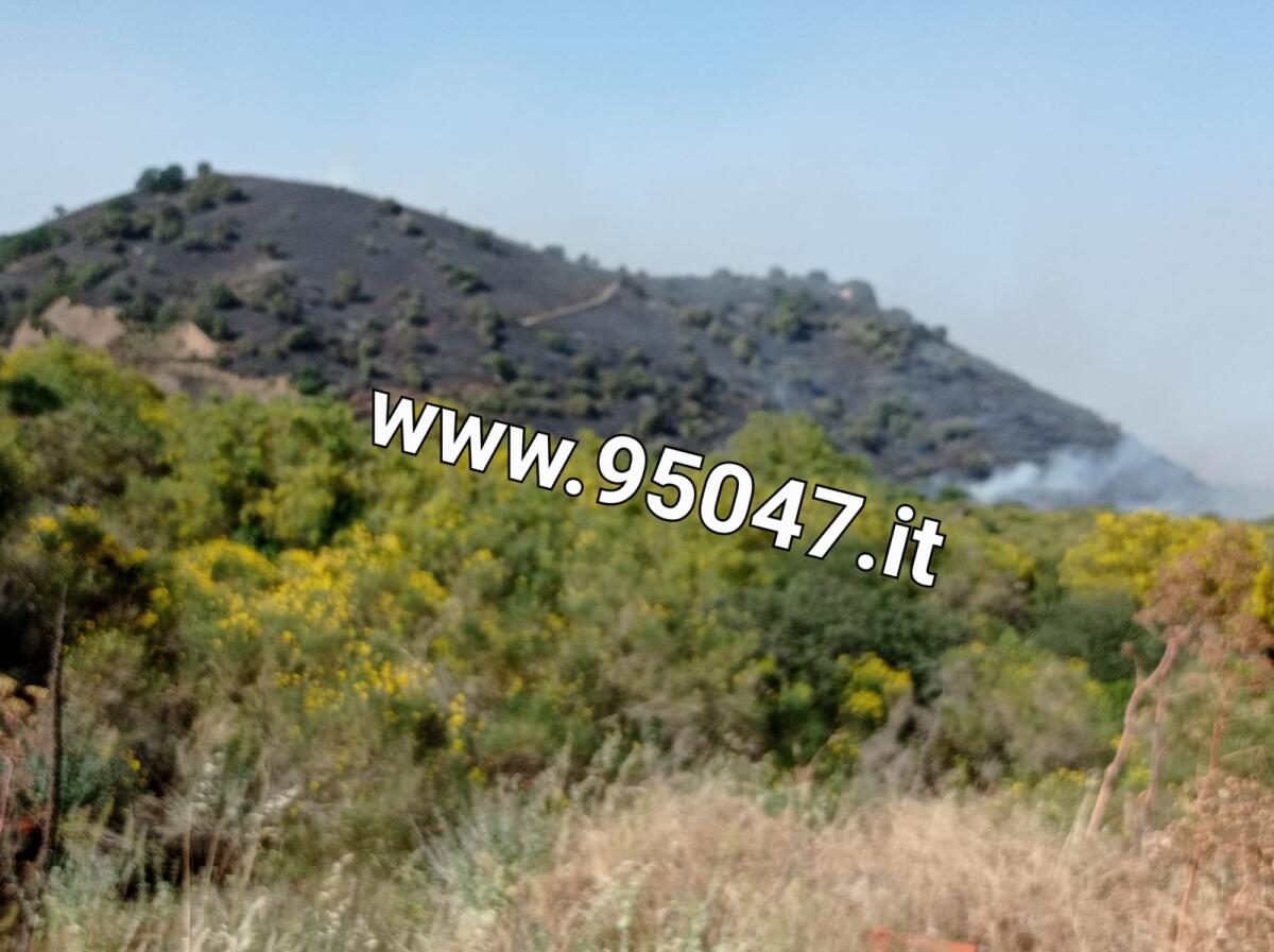 VASTO INCENDIO SUI MONTI VICINO AL SANTUARIO DI MOMPILERI: CANADAIR IN AZIONE - 