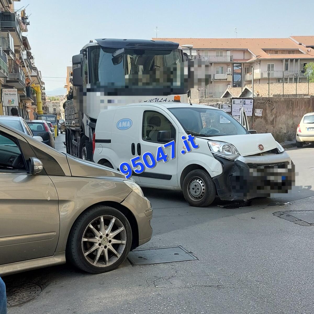 PATERNÒ: SCONTRO AUTO FURGONE IN VIA CANONICO RENNA - 