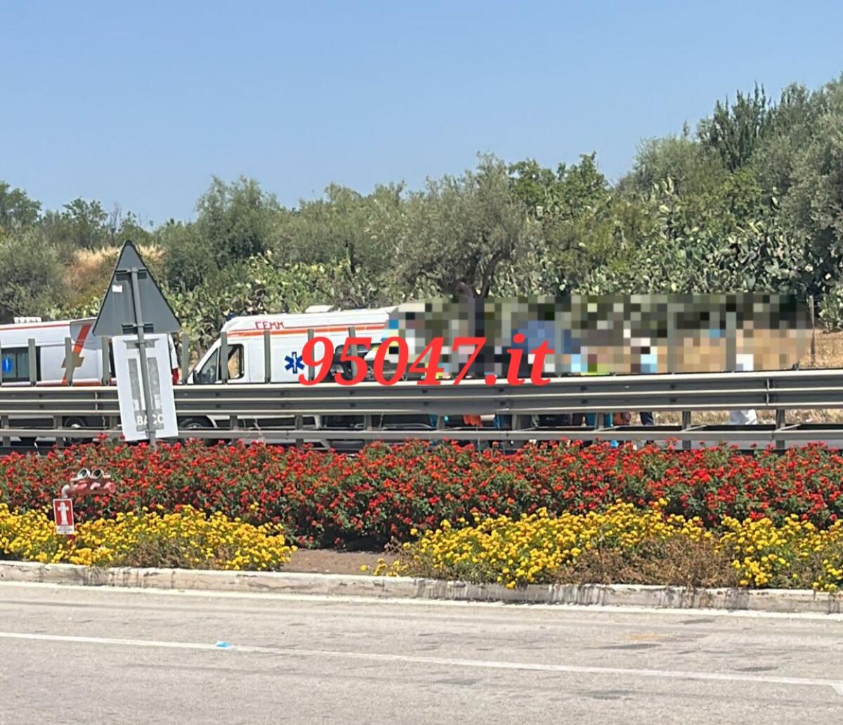 GRAVE INCIDENTE SULLA SS121, AUTO SI RIBALTA SU UN LATO.  SUL POSTO I SOCCORSI - 