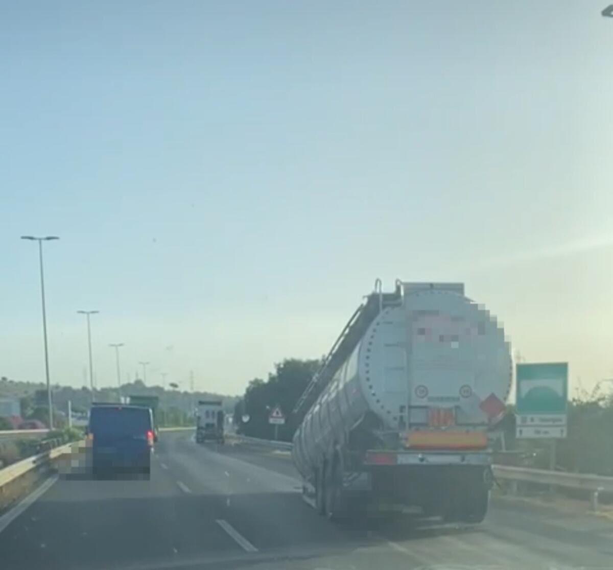 TIR PERDE IL RIMORCHIO, TRAFFICO RALLENTATO SULLA TANGENZIALE DI CATANIA - 