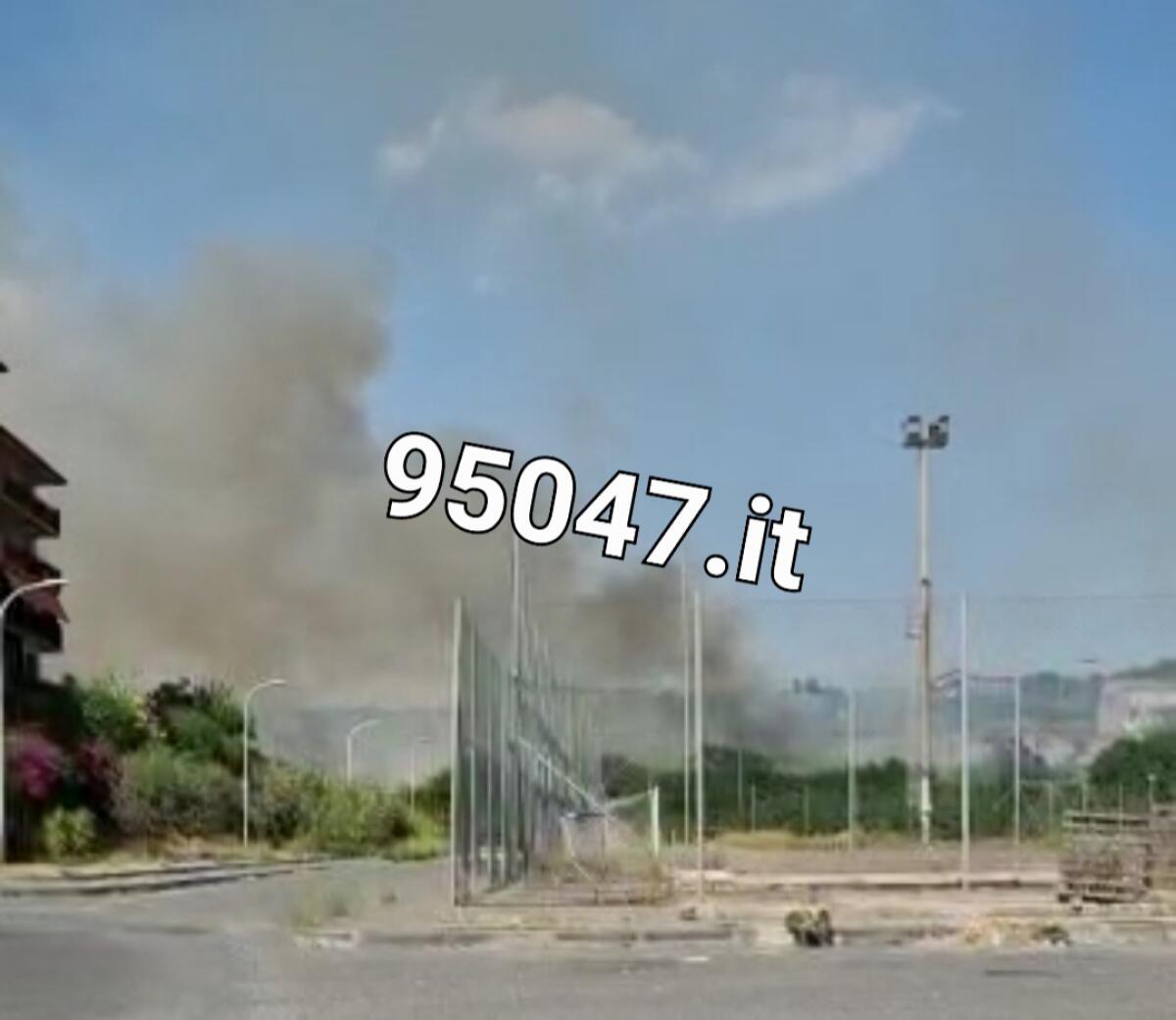 PATERNÒ: STERPAGLIE E RIFIUTI IN FIAMME IN ZONA VIA DELLA LIBERTÀ : DENSA COLONNA DI FUMO GRIGIO IN CIELO - 