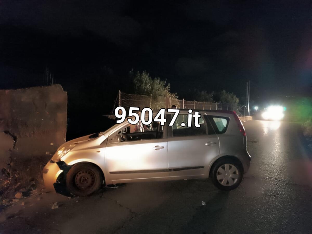 PATERNO'. AUTO CONTRO CANCELLO SULLA SP57 IN CONTRADA SAN VITO, FERITO CONDUCENTE - 