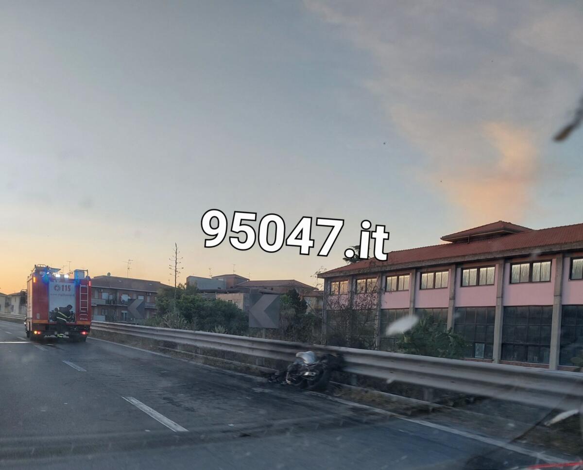 MOTO PRENDE A FUOCO SULLA SS121, LUNGHISSIME CODE - 