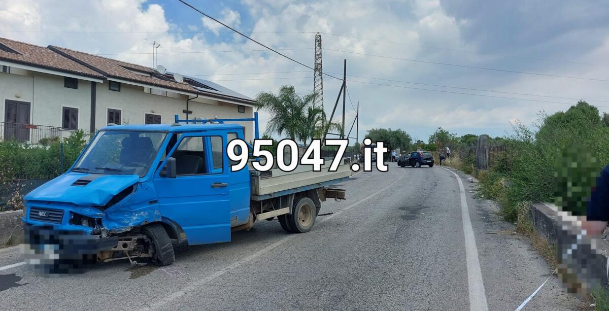 INCIDENTE IN VIA MONGIBELLO,  STRADA AL MOMENTO BLOCCATA - 