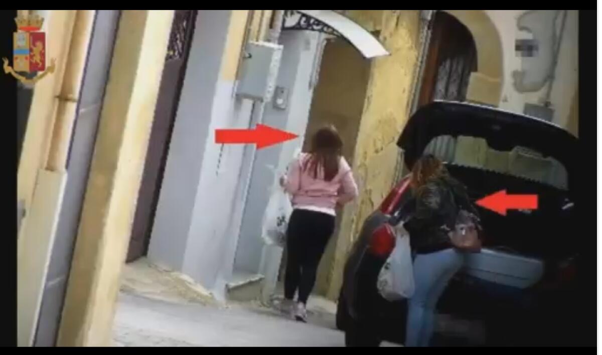 BLITZ CONTRO LA PROSTITUZIONE A CALTAGIRONE, LA POLIZIA CHIUSE 4 CASE A LUCI ROSSE E 8 ARRESTI - 