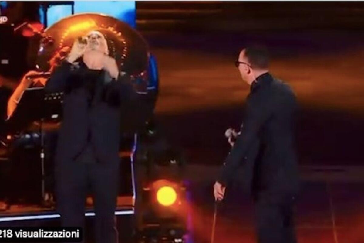 “CIAO ELENA”, LA DEDICA A ELENA DEL POZZO DI EROS ROMAZZOTTI  AL CONCERTO DI GIGI D’ALESSIO - 