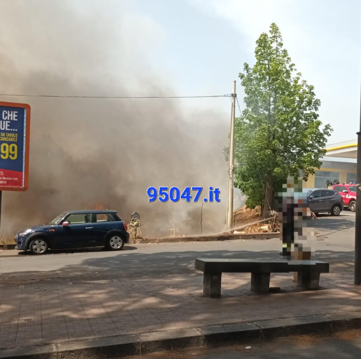 PATERNÒ: STERPAGLIE IN FIAMME VICINO ALLE POMPE DI BENZINA DI VIA VITTORIO EMANUELE - 