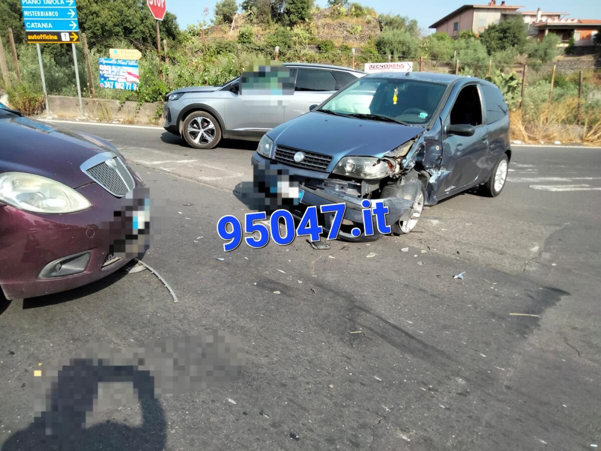 CAMPOROTONDO ETNEO. SCONTRO TRA DUE AUTO SULLA SP3III, DUE FERITI - 
