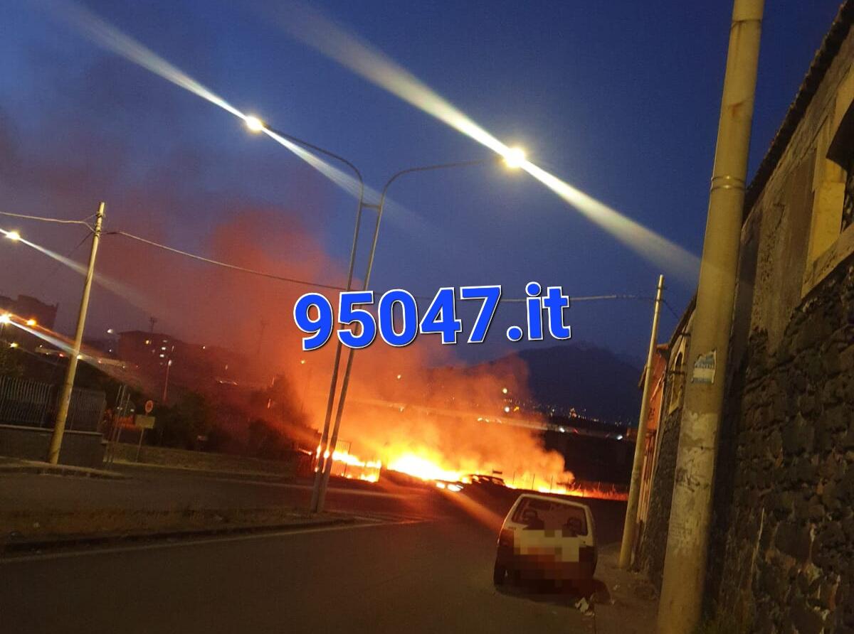 PATERNÒ: ENNESIMO INCENDIO DI STERPAGLIE E RIFIUTI  IN ZONA VIA DELLA LIBERTÀ - 