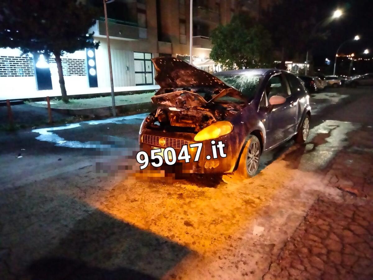 PATERNO'. FIAMME DAL VANO MOTORE DELL'AUTO IN MARCIA - 