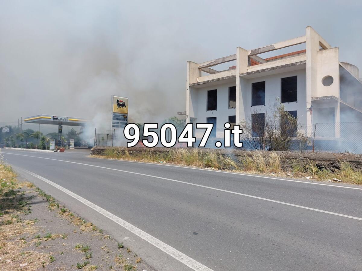 PATERNÒ: VASTO INCENDIO STERPAGLIE IN ZONA ARDIZZONE, VICINO AL RIFORNIMENTO - 