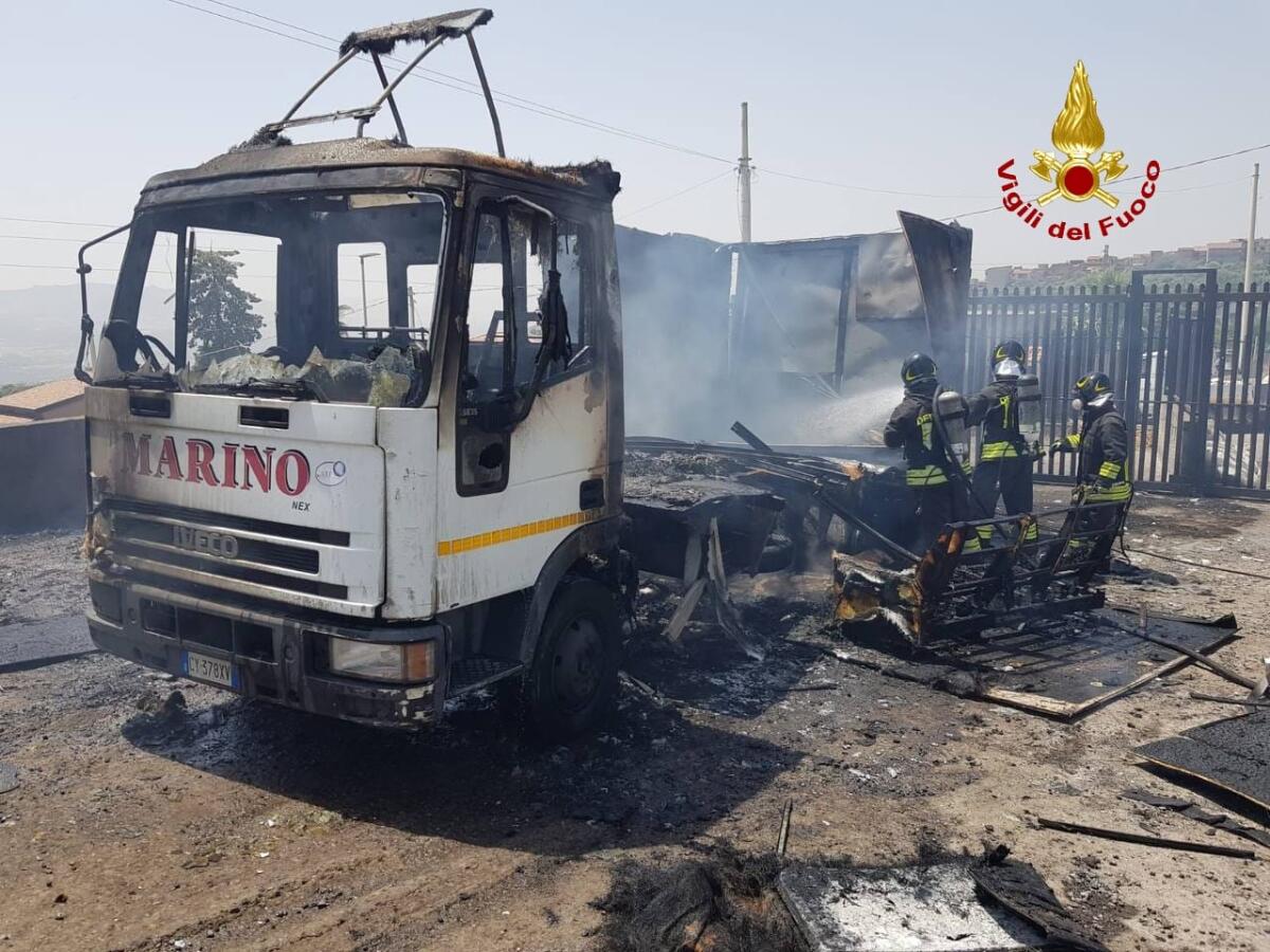 BIANCAVILLA. IN FIAMME CAMION DI UNA DITTA TRASPORTI - 