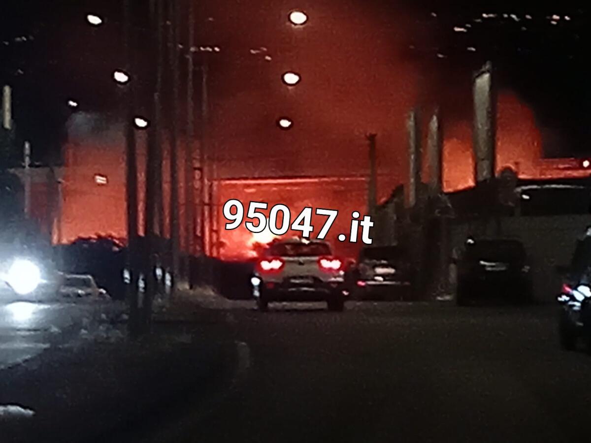 PATERNÒ. VASTO INCENDIO STERPAGLIE IN ZONA STAZIONE. - 