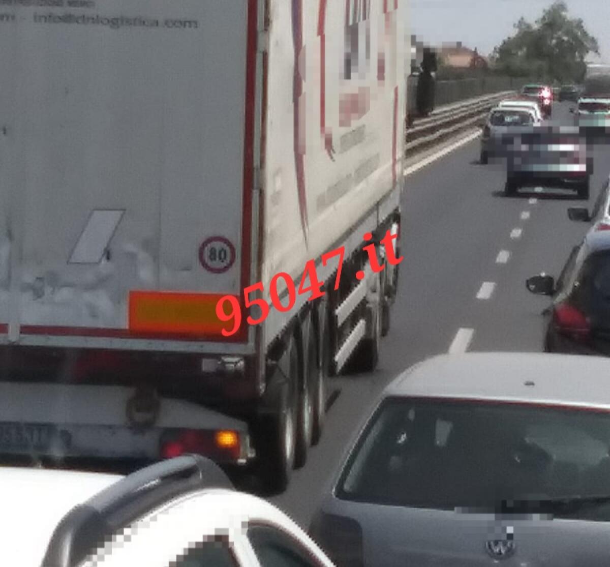 CAMION IN PANNE SULLA SS121, CODE DIREZIONE CATANIA - 