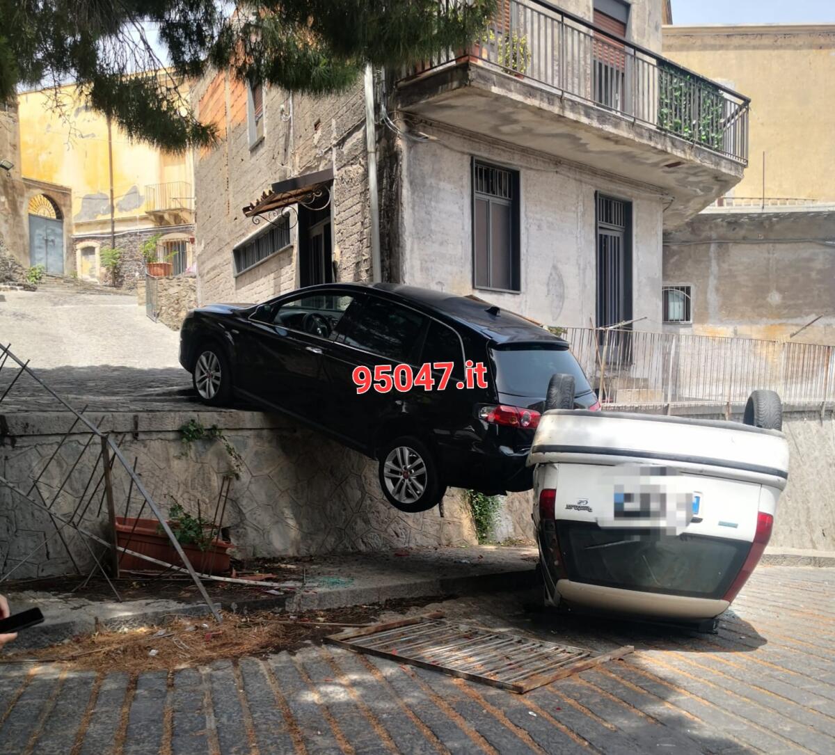 PATERNÒ: PAURA IN VIA MONCADA, CEDONO FRENI AD UN’AUTO E NE TRASCINA UN’ALTRA - 