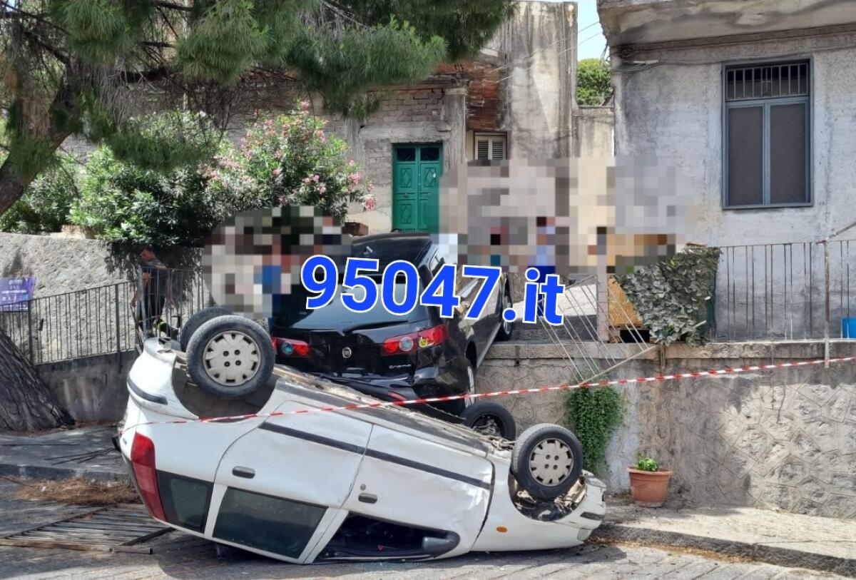 PATERNÒ: CEDONO FRENI AD UN’AUTO E NE TRASCINA UN’ALTRA, PAURA IN VIA MONCADA - 