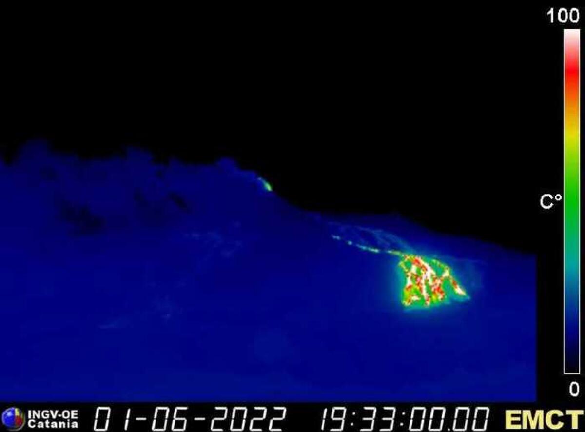 ETNA: EMISSIONE CENERE DA CRATERE SUD-EST, COLATE ALIMENTATE. AEROPORTO DI CATANIA ANNUNCIA RITARDI E MODIFICHE AI VOLI - 