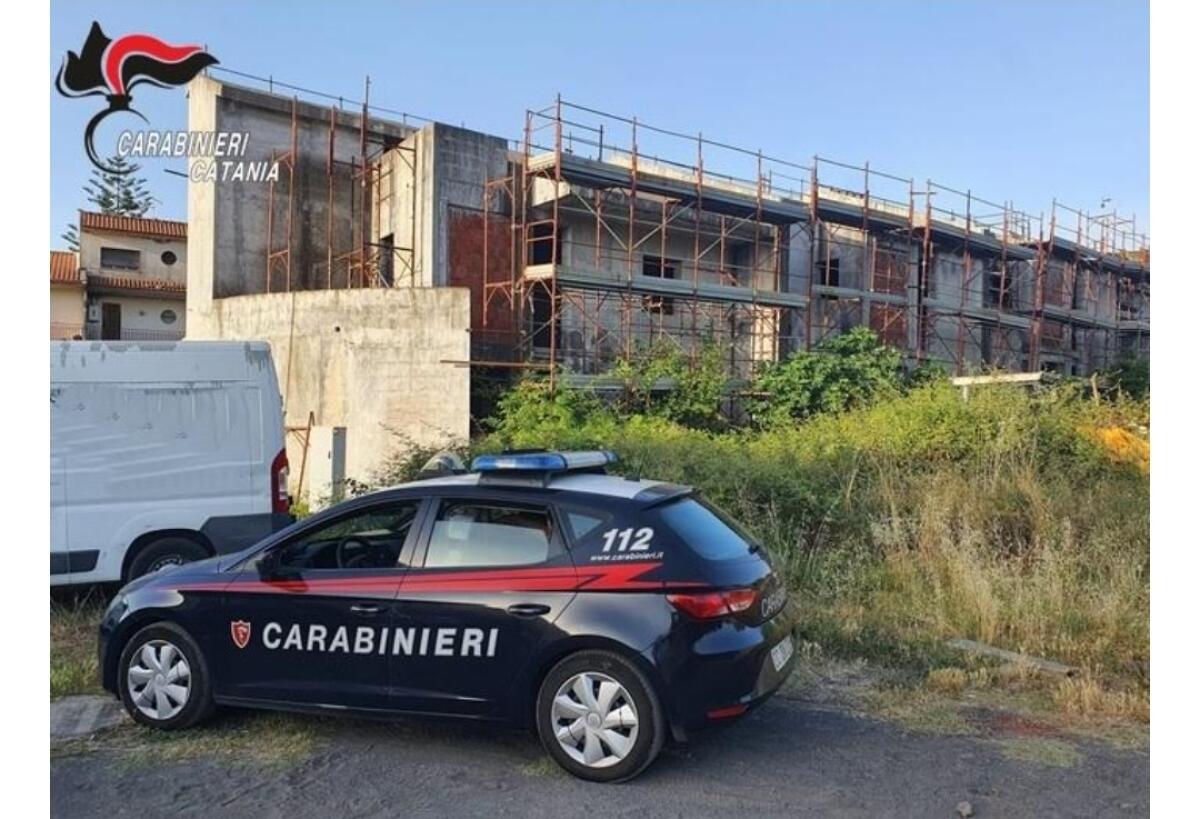 DUE PATERNESI SORPRESI A RUBARE PONTEGGI A RIPOSTO IN UN CANTIERE EDILE - 