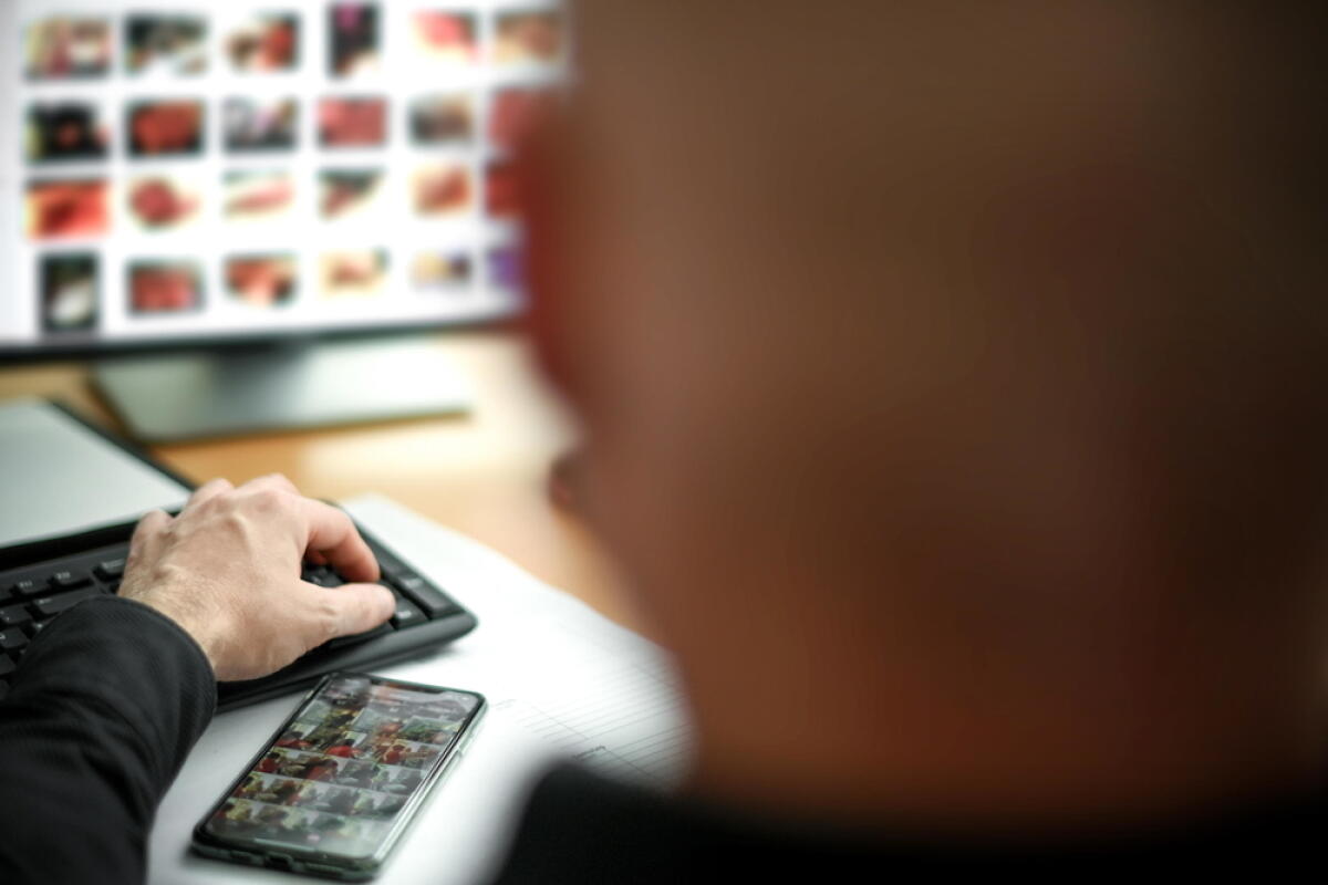 ROMA. SCAMBIAVA FOTO E VIDEO PORNO DELLA FIGLIOLETTA PER ENTRARE IN UN GRUPPO PEDOPORNOGRAFICO - 