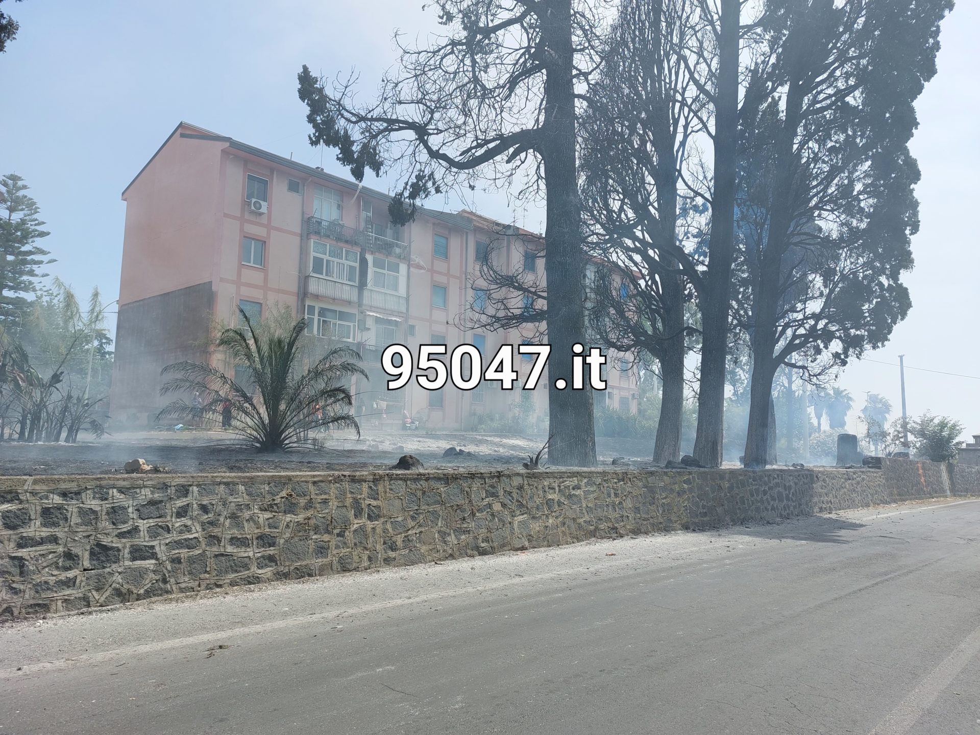 PATERNÒ: VASTO INCENDIO STERPAGLIE VICINO AL RIFORNIMENTO, SITUAZIONE SOTTO CONTROLLO